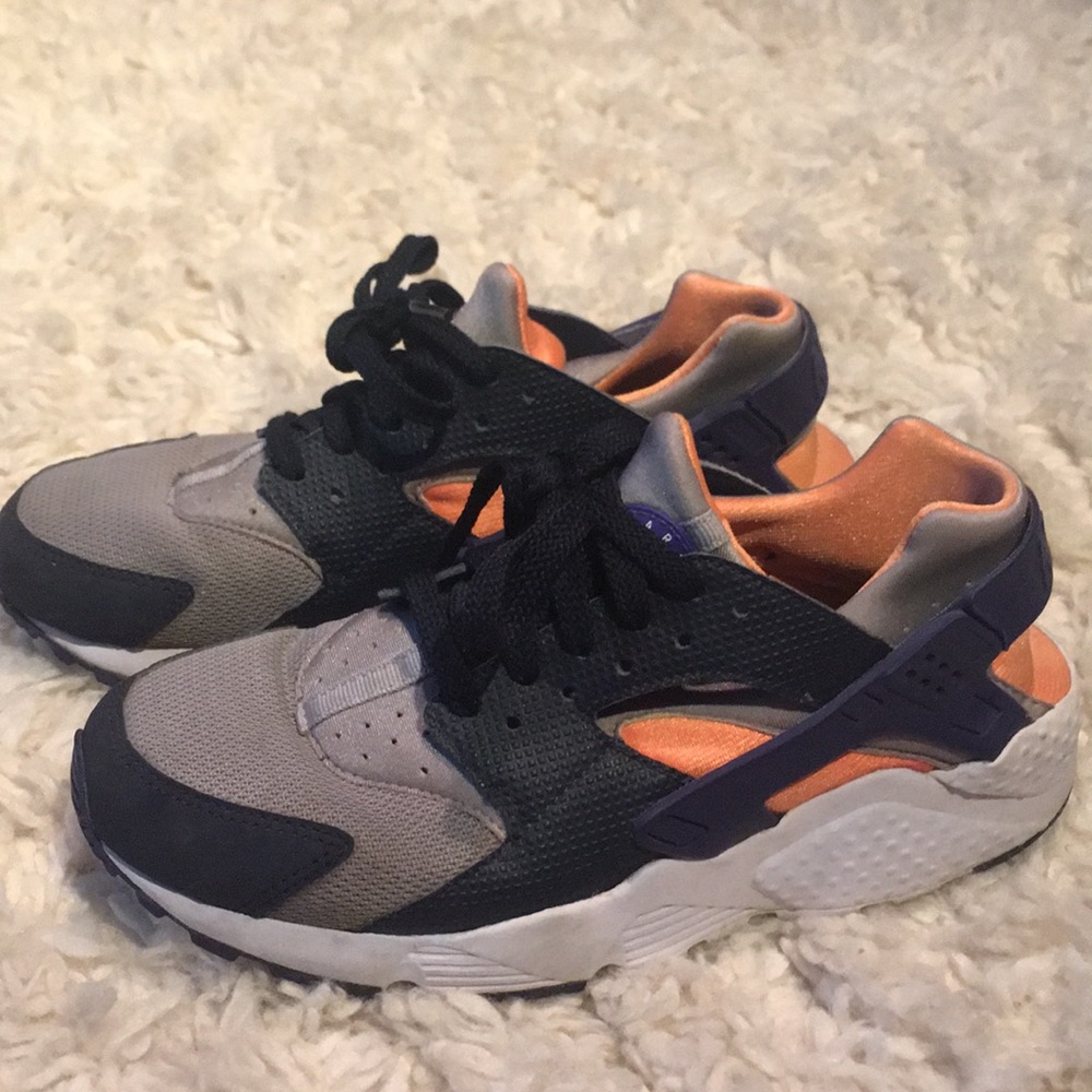 Nike orange and navy huaraches ⚡️